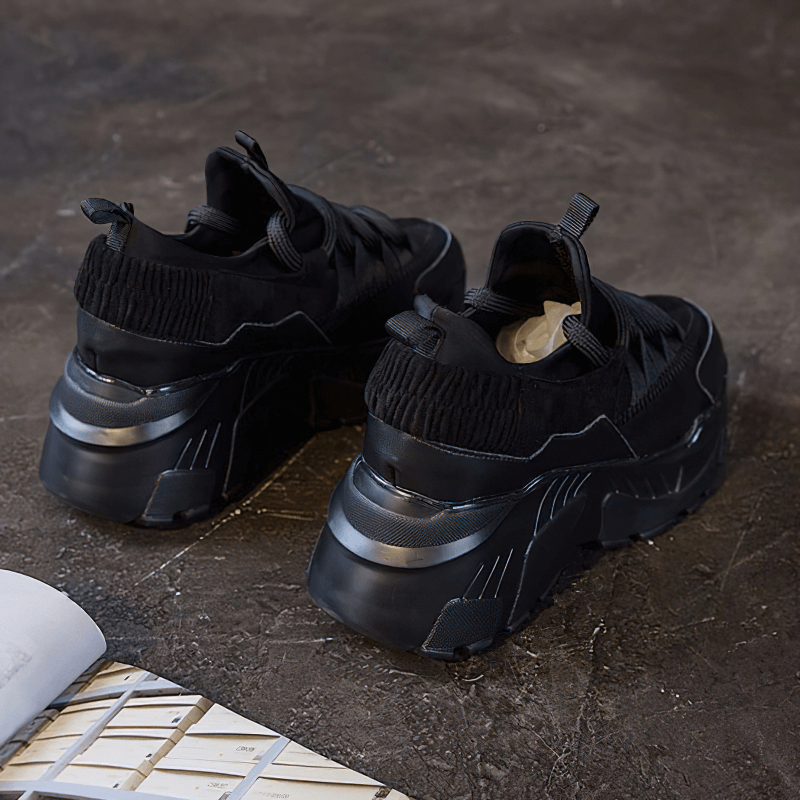 Stylish women's black platform sneakers with a trendy design, perfect for casual outfits.