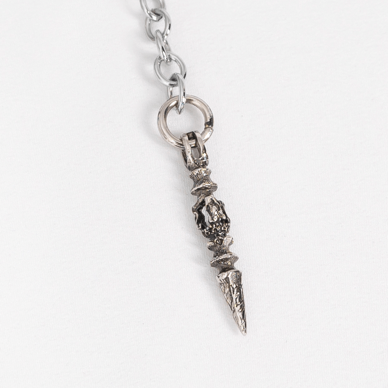 Close-up of a gothic silver chain brooch featuring a pointed skull design, perfect for alternative fashion enthusiasts.