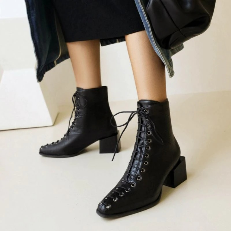 Stylish black ankle boots with thick heels and lace-up design for fashionable women's footwear.