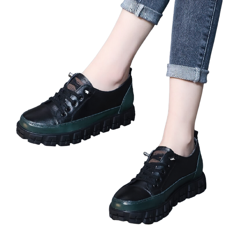 Stylish women's lace-up sneakers in black leather with platform soles, perfect for casual outings.