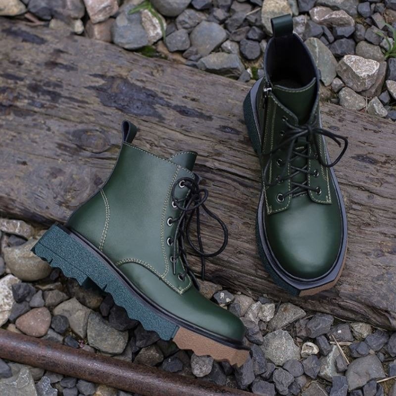 Stylish women's green ankle boots in real leather with zipper and laces, perfect for trendy outfits.