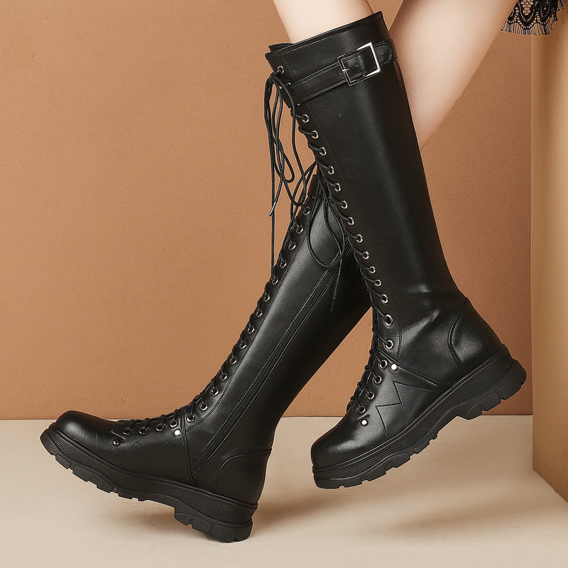 Women's knee-high motorcycle boots in black leather with laces and chunky sole for stylish comfort.