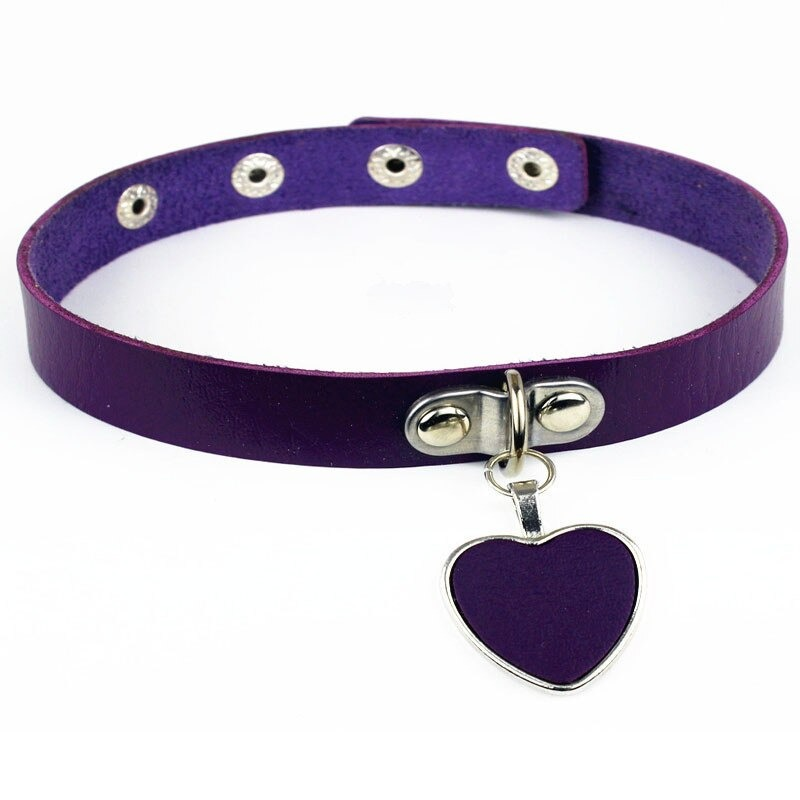 Gothic choker necklace in purple PU leather with heart pendant, perfect for rock or gothic outfits.