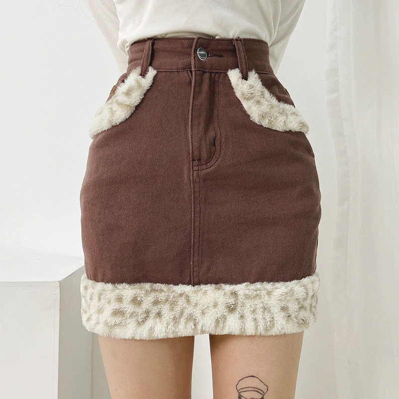 Women's high waist leopard mini skirt with furry details, perfect for casual fashion outings.