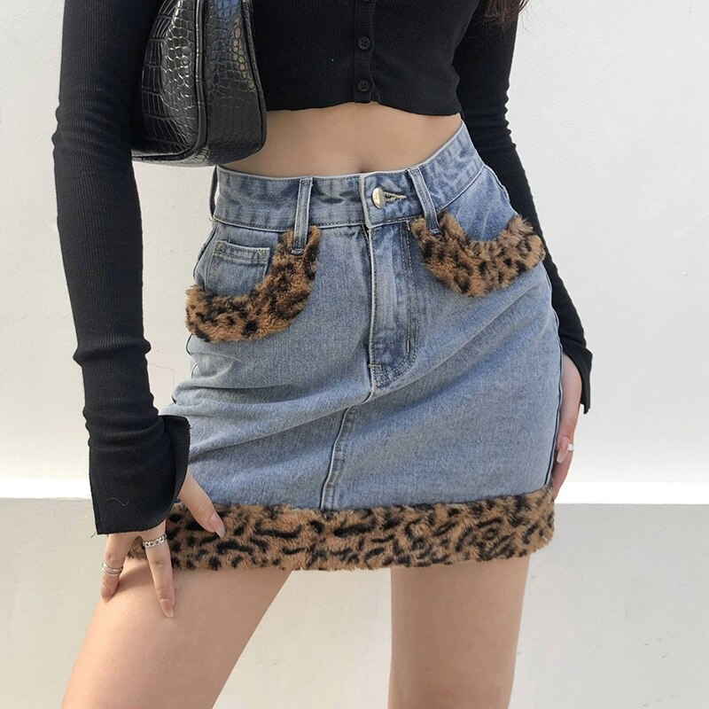 Stylish women's high waist jeans skirt with leopard fur details, perfect for casual fashion looks.