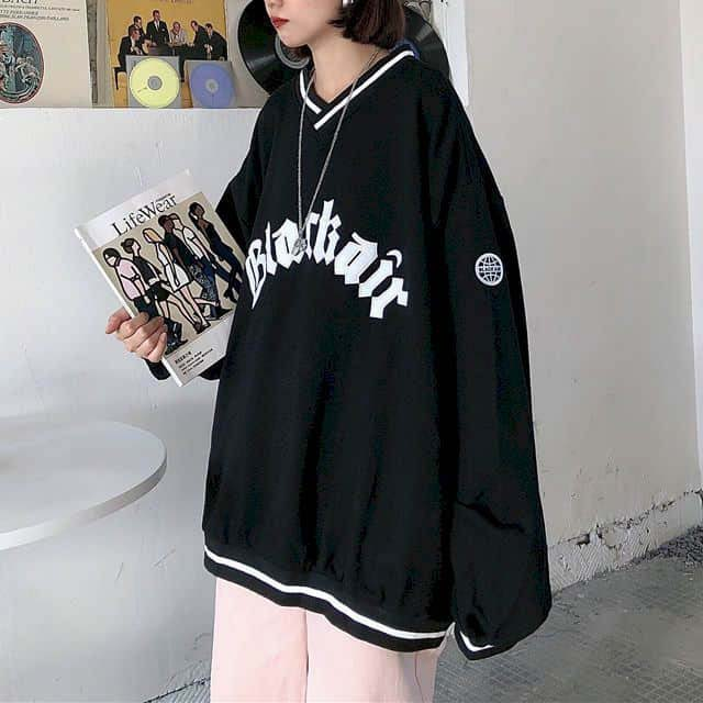 Trendy women's oversized black sweatshirt with letter patch, perfect for casual outfits and daily wear.