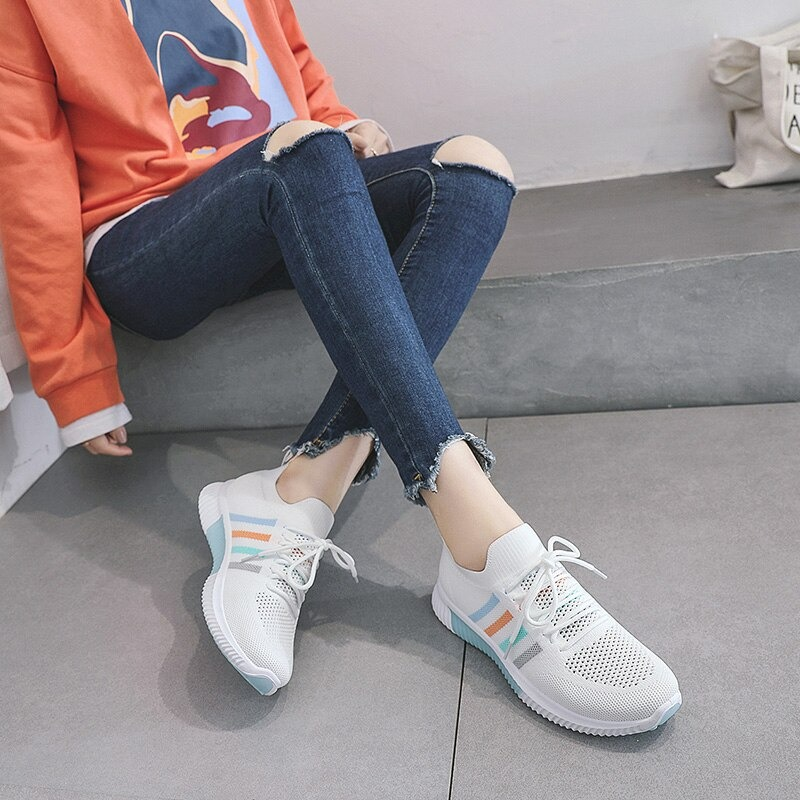 Stylish women's vulcanized sneakers in white with mesh, perfect for casual running and daily comfort.
