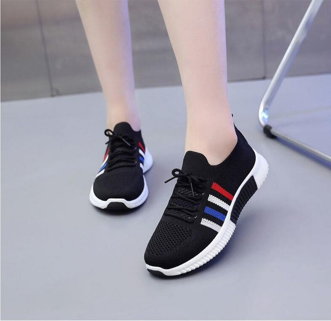 Women's black vulcanized sneakers with breathable mesh, perfect for casual running and sports activities.