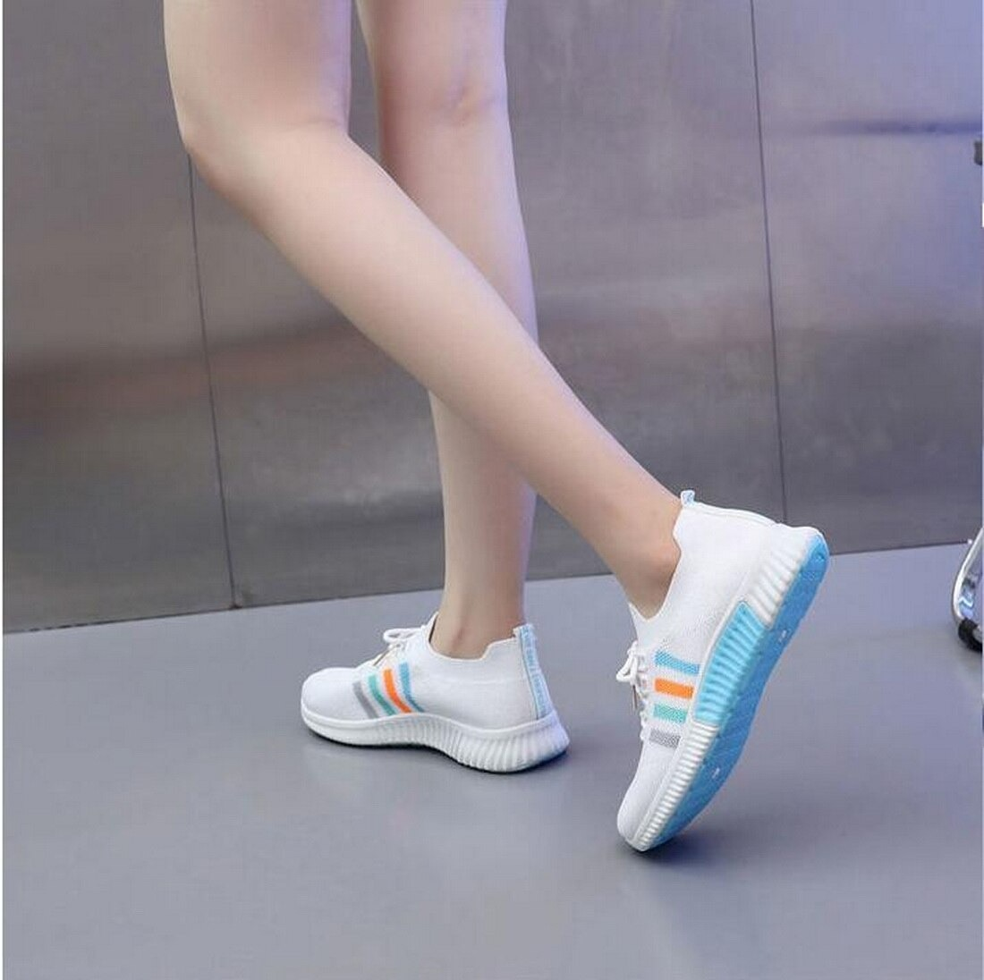 Women's vulcanized sneakers with breathable mesh, perfect for running and casual sports, shown in white and blue.