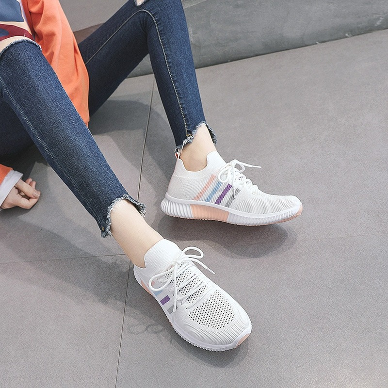 Women's breathable vulcanized sneakers, perfect for casual running and sports, in stylish white and pastel colors.
